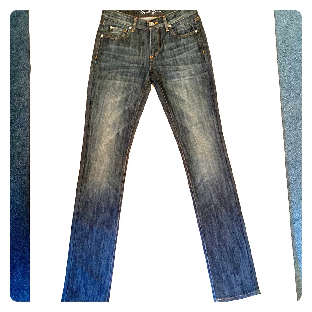 Boot cut Earl Jeans with dark wash
